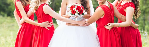 Наречена з подружками на свіжому повітрі в день весілля — стокове фото