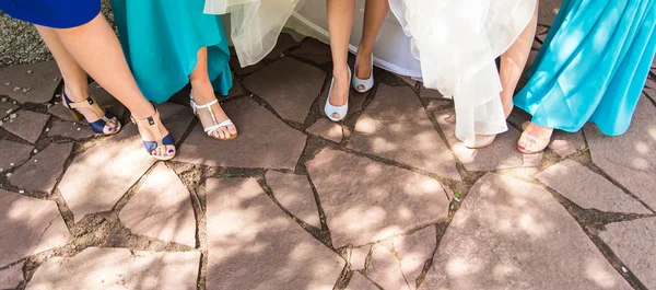 Νύφη και τα παράνυμφων να αναδείξουν τα παπούτσια τους στο γάμο. — Φωτογραφία Αρχείου