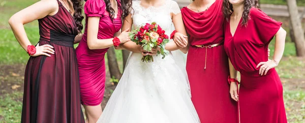 Braut mit Brautjungfern am Hochzeitstag im Freien — Stockfoto