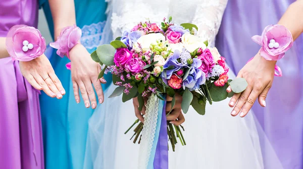 Close up de buquê de noiva e damas de honra — Fotografia de Stock