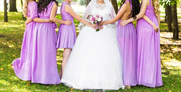 Невеста с подружками невесты на улице в день свадьбы — стоковое фото