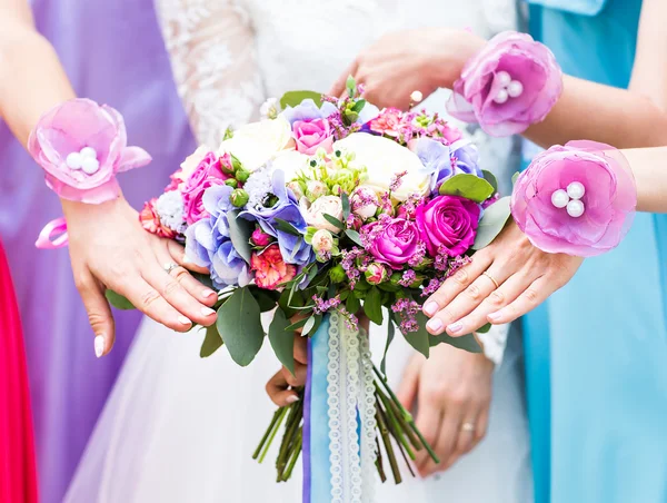 Close up de buquê de noiva e damas de honra — Fotografia de Stock