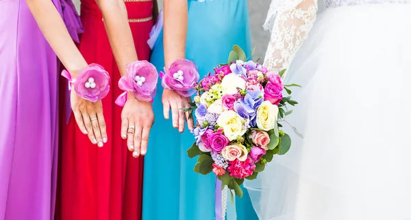 Primo piano di bouquet sposa e damigelle d'onore — Foto Stock