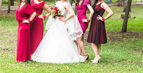 Brud med tärnor utomhus på bröllopsdagen — Stockfoto