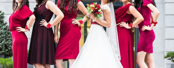 Braut mit Brautjungfern am Hochzeitstag im Freien — Stockfoto