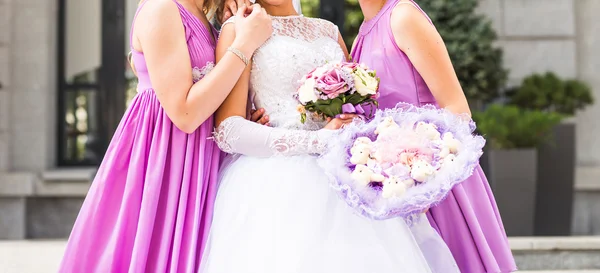 Noiva com damas de honra ao ar livre no dia do casamento — Fotografia de Stock