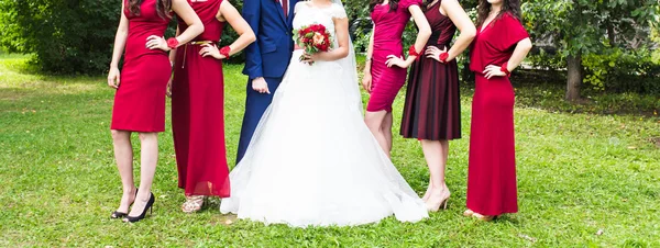 Подружки на відкритому повітрі в день весілля — стокове фото