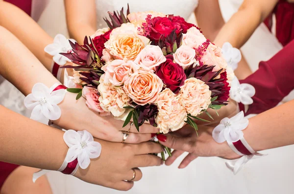 Gros plan du bouquet de mariée et demoiselles d'honneur — Photo