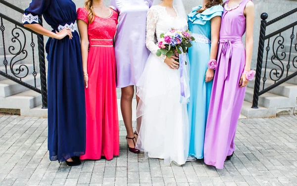 Braut mit Brautjungfern am Hochzeitstag im Freien — Stockfoto