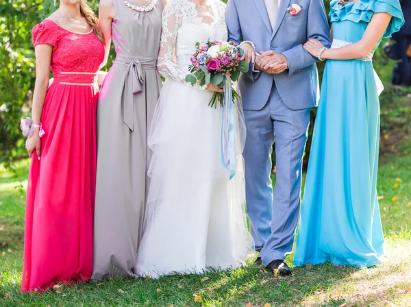 Braut mit Brautjungfern am Hochzeitstag im Freien — Stockfoto