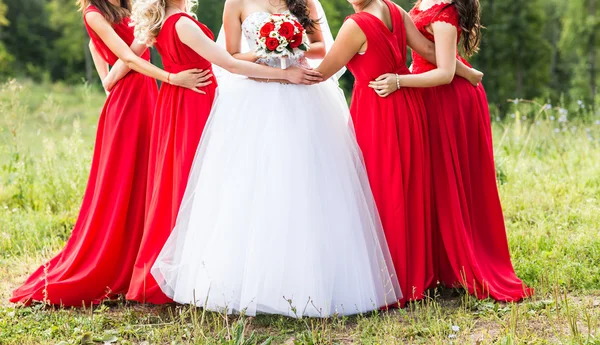 Sposa con damigelle all'aperto il giorno del matrimonio — Foto Stock