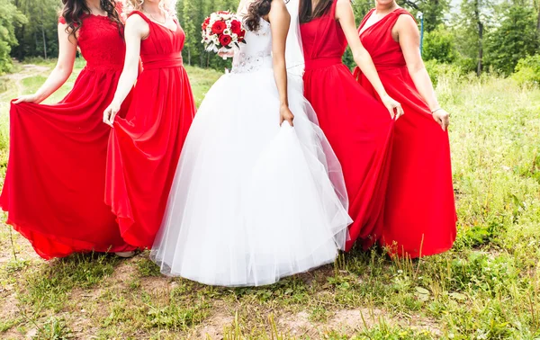 Bruid met de bruidsmeisjes buiten op de huwelijksdag — Stockfoto