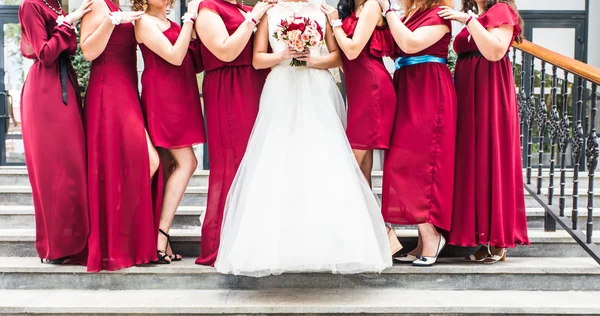 Sposa con damigelle all'aperto il giorno del matrimonio — Foto Stock