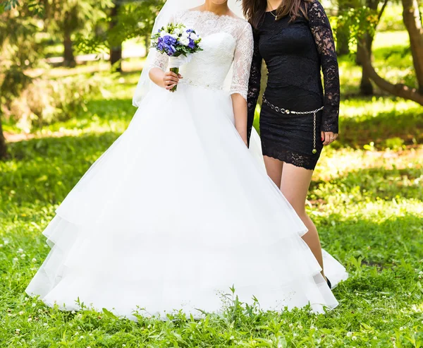 Noiva e dama de honra ao ar livre — Fotografia de Stock