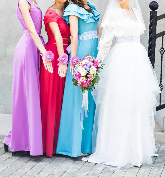 Novia con damas de honor al aire libre en el día de la boda — Foto de Stock