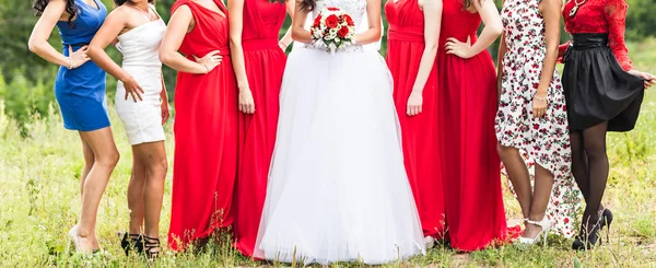 Braut mit Brautjungfern am Hochzeitstag im Freien — Stockfoto