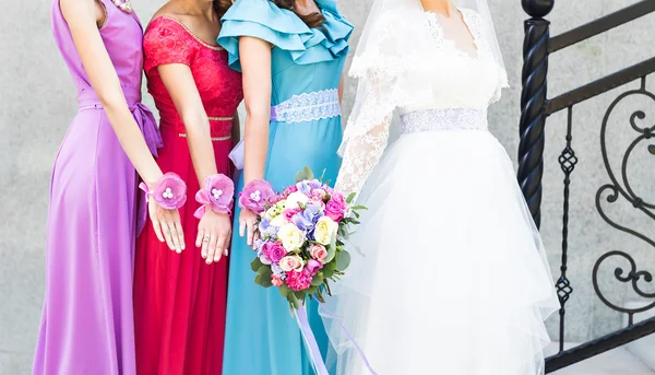 Mariée avec demoiselles d'honneur à l'extérieur le jour du mariage — Photo