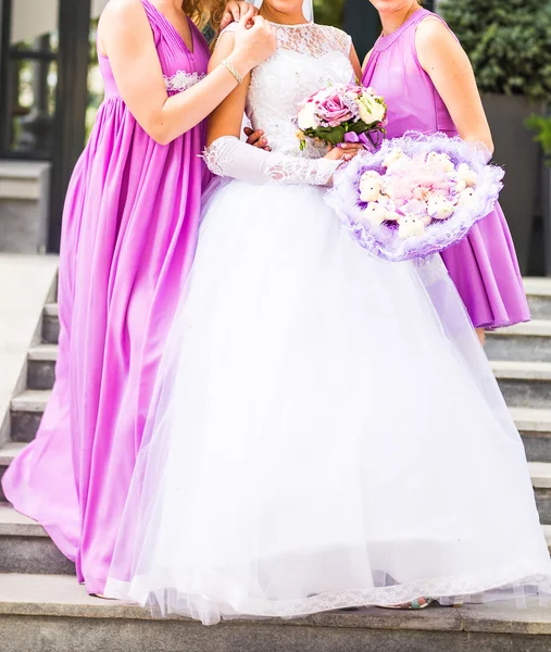 Bride with bridesmaids outdoors on the wedding day — Stock Photo, Image