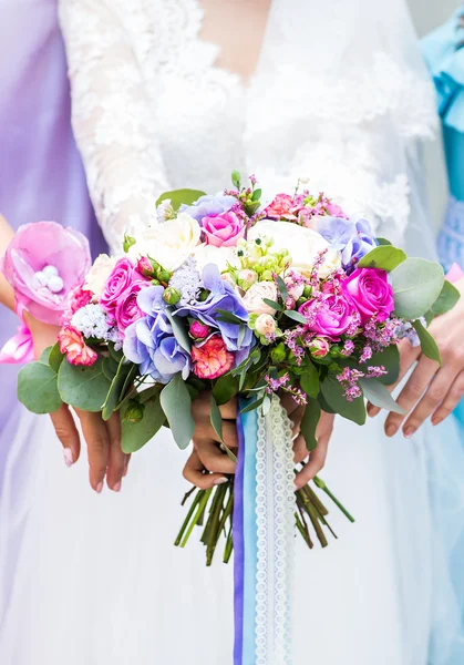 Gros plan du bouquet de mariée et demoiselles d'honneur — Photo