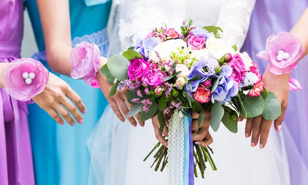 新娘和伴娘花束的特写 — 图库照片