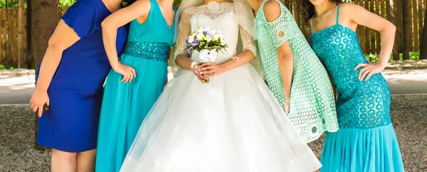 Novia con damas de honor al aire libre en el día de la boda — Foto de Stock