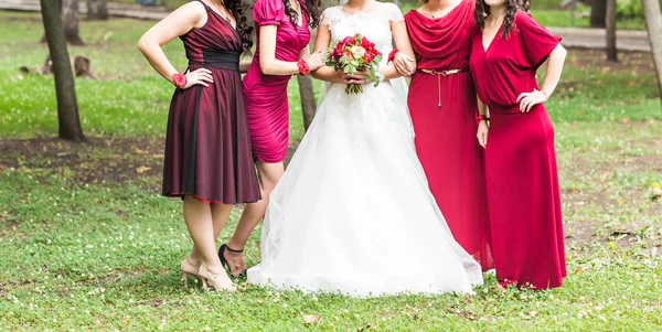 Novia con damas de honor al aire libre en el día de la boda — Foto de Stock