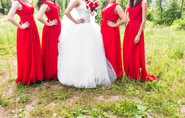 Sposa con damigelle all'aperto il giorno del matrimonio — Foto Stock