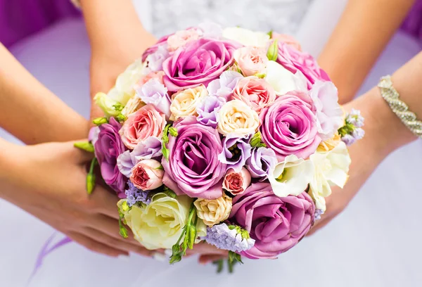在手中的新娘特写的美丽婚礼花束 — 图库照片