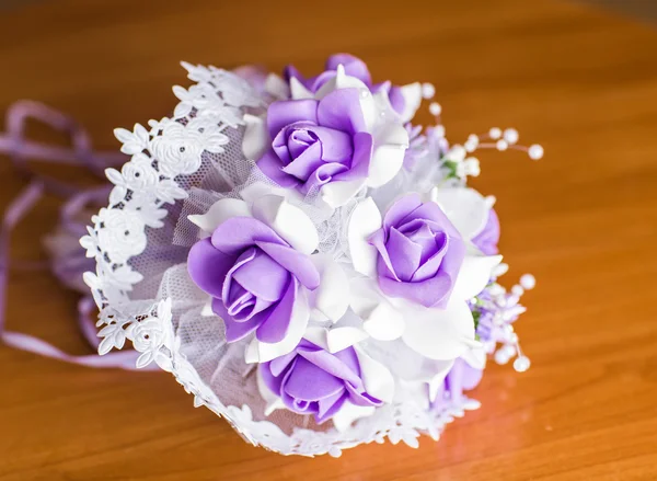 Bellissimo bouquet di fiori di nozze artificiali viola — Foto Stock