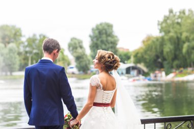 Gelin ve damat dışarıda el ele tutuşuyorlar..