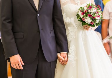 Gelin ve damat dışarıda el ele tutuşuyorlar..