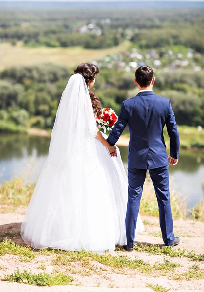 Tema do casamento, de mãos dadas recém-casados — Fotografia de Stock