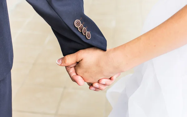 Close-up de mãos dadas recém-casados — Fotografia de Stock