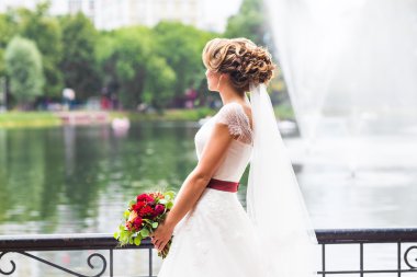 Güzel düğün buketi Gelinin ellerinde