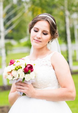 Gelinlerin elinde güzel bir buket.