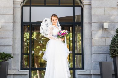 Güzel düğün buketi Gelinin ellerinde