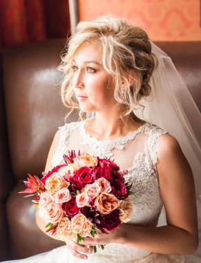 Gelinlerin elinde güzel bir buket.