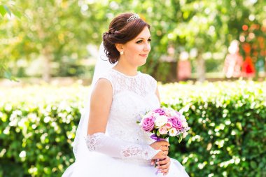 Gelinlerin elinde güzel bir buket.