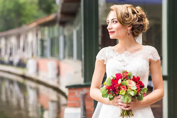 Bröllop blommor, kvinna med färgglad bukett med händerna på bröllopsdag — Stockfoto