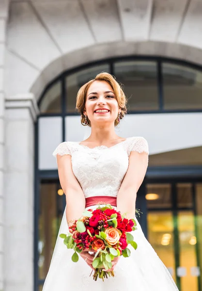 Beautiful wedding bouquet in hands of the bride — Stock Photo, Image