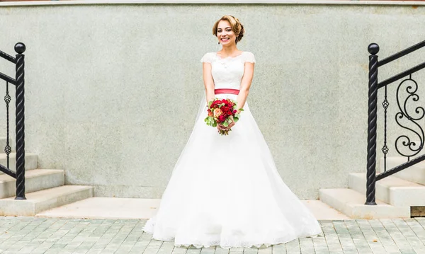 Nice wedding bouquet in brides hand — Stock Photo, Image