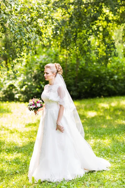 Bruiloft bloemen, vrouw met kleurrijke boeket met haar handen op trouwdag — Stockfoto