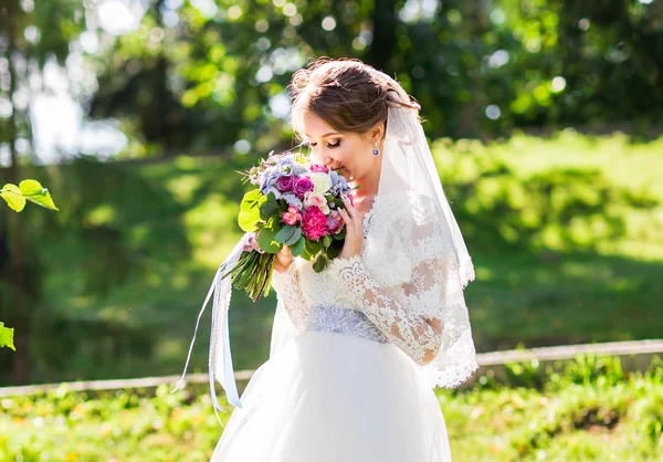 Vacker bröllopsbukett i händerna på bruden — Stockfoto