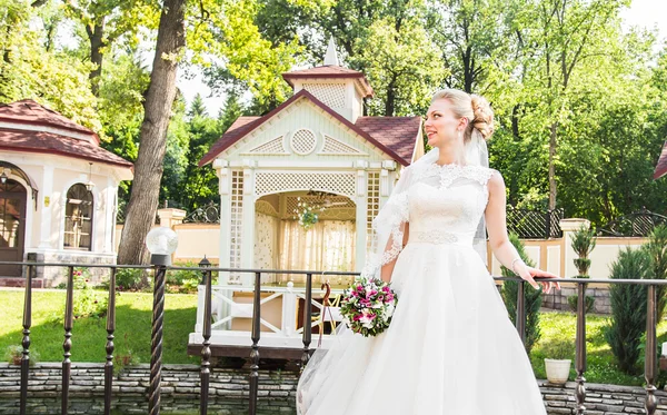 Bonito ramo de bodas en mano de novias — Foto de Stock