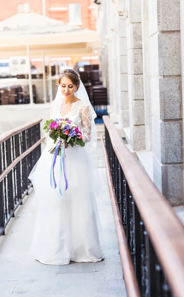 Bröllop blommor, kvinna med färgglad bukett med händerna på bröllopsdag — Stockfoto