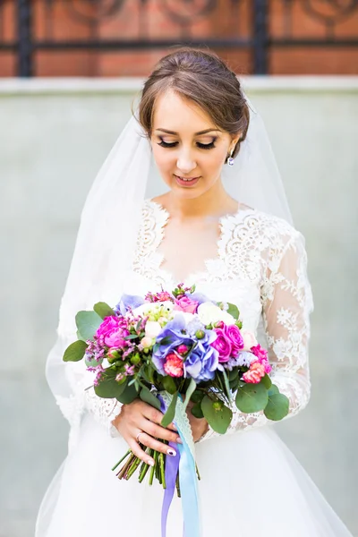 Bouquet de casamento agradável na mão noivas — Fotografia de Stock