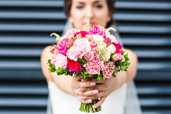 El ramo hermoso de boda en las manos de la novia —  Fotos de Stock