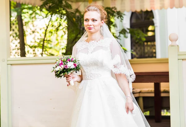 Güzel düğün buketi Gelinin ellerinde