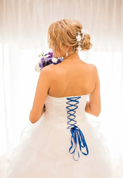 Ślub kwiaty, kobieta kolorowy bukiet z jej ręce na dzień ślubu — Zdjęcie stockowe