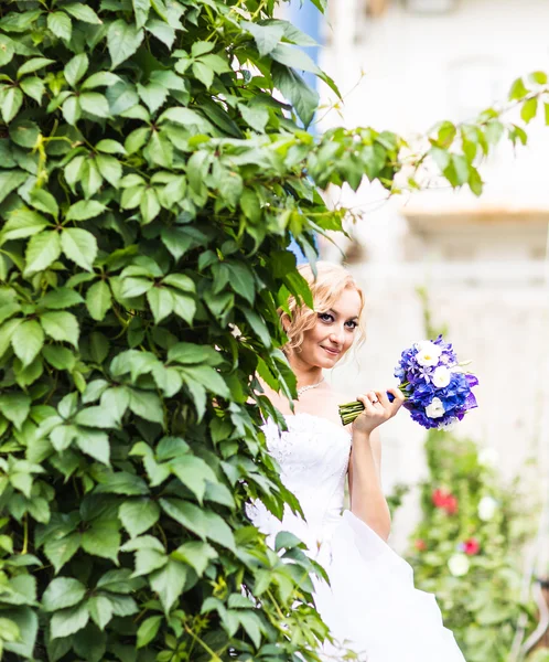 Flores do casamento, mulher segurando buquê colorido com as mãos no dia do casamento — Fotografia de Stock